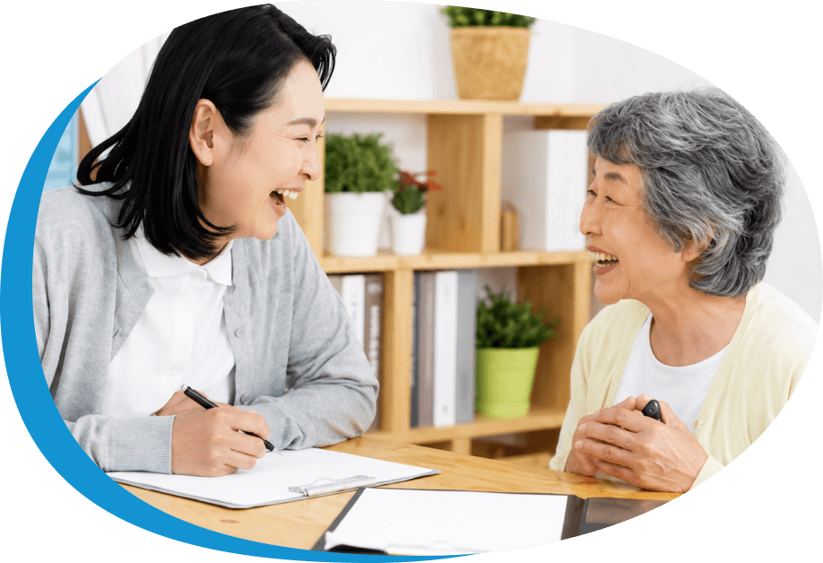 スタッフと高齢者が会話する様子