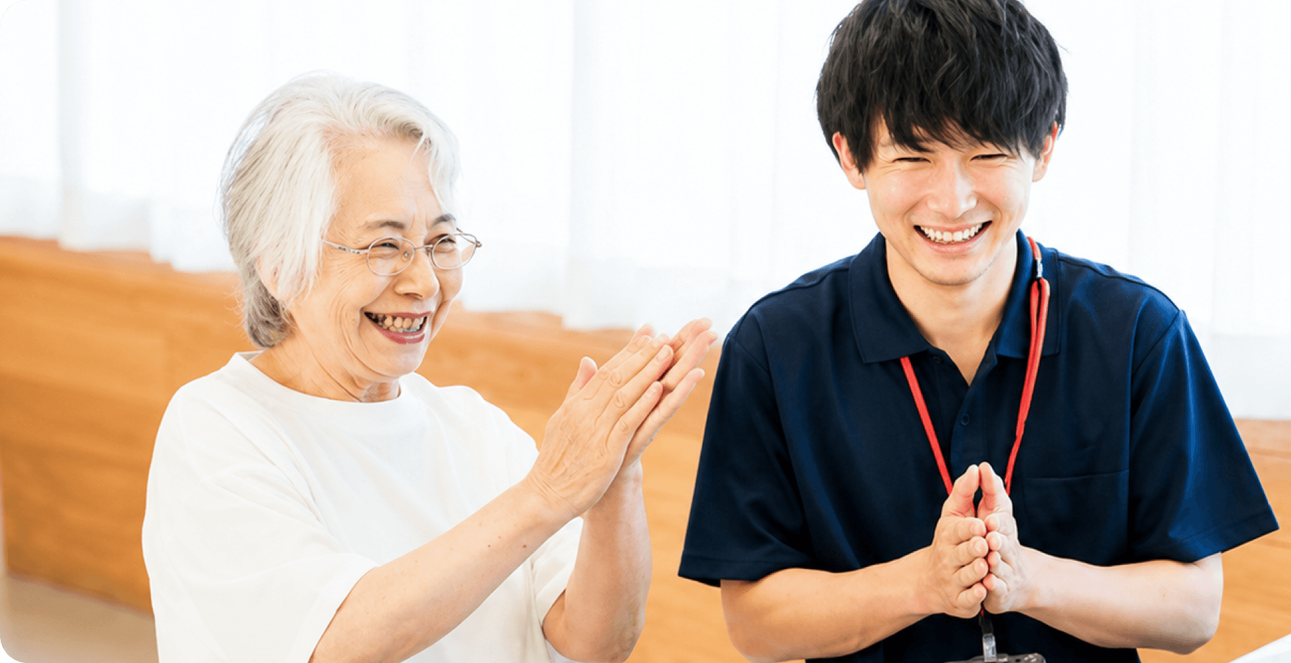 高齢者とスタッフが笑顔で向き合う様子